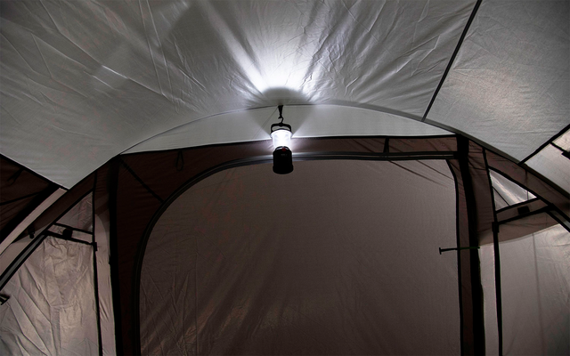 Binnenkant van een tent met een hangende lamp aan het plafond