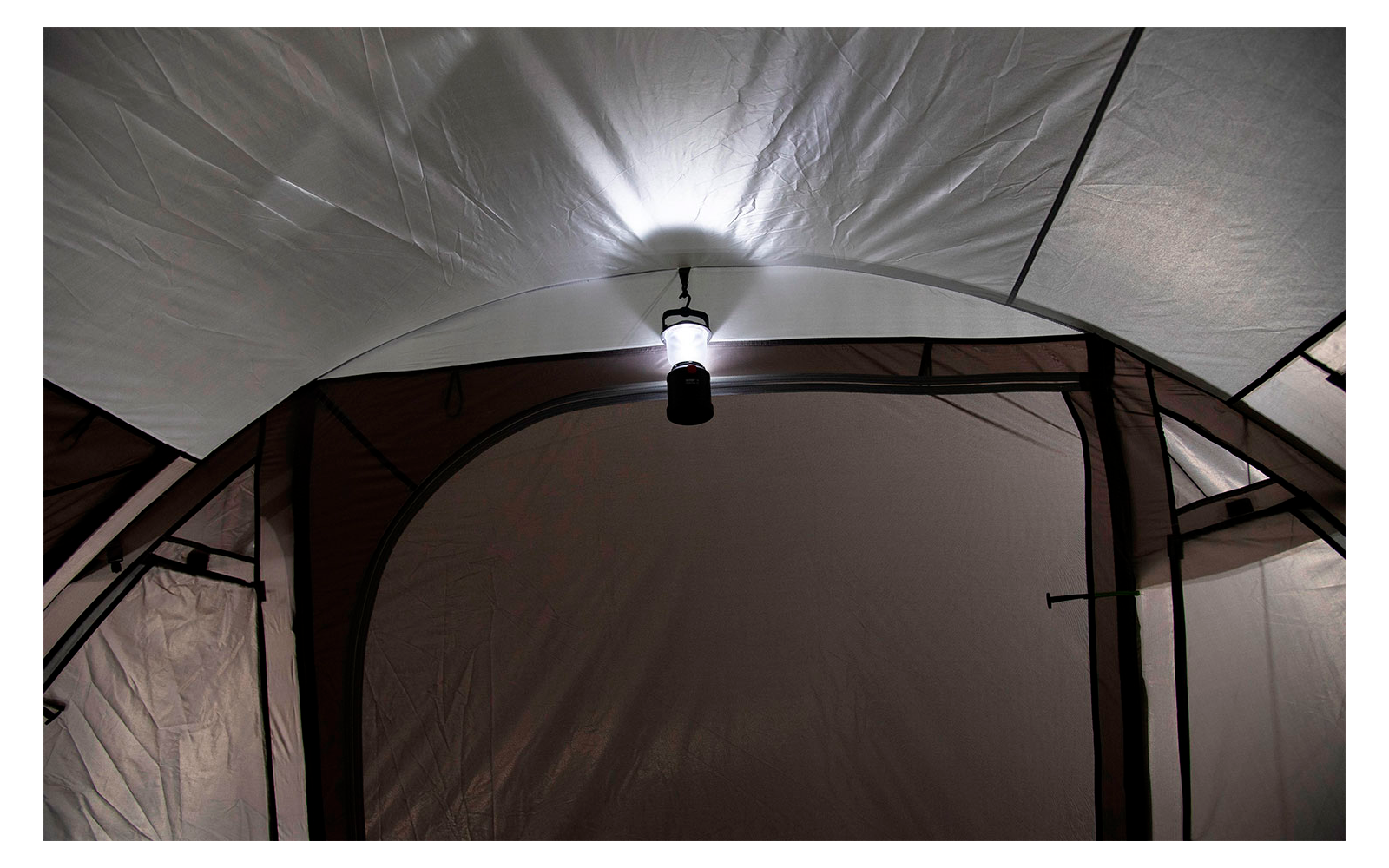 Binnenkant van een tent met een hangende lamp aan het plafond