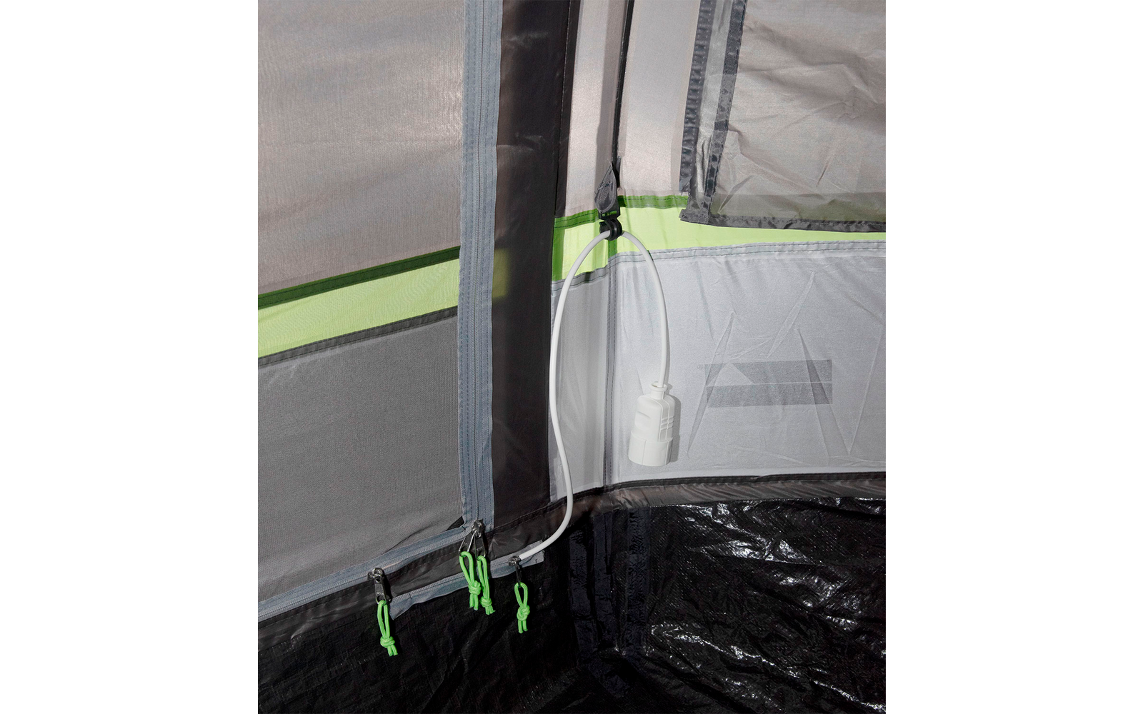 Binnenkant van een tent met open ingang en grijze stof