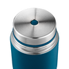 Nahaufnahme einer offenen blauen Thermosflasche mit silbernem Deckel
