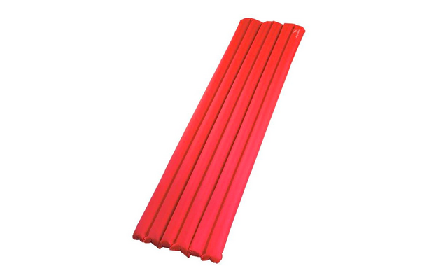 Colchoneta hinchable de espuma roja enrollada