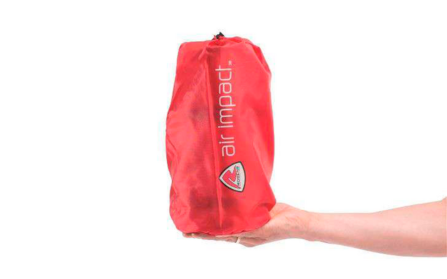 Eine Hand hält eine rote Stofftasche mit Reißverschluss