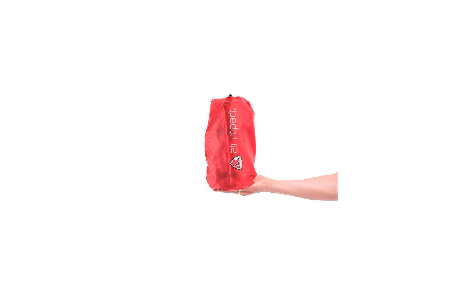 Eine Hand hält eine rote Stofftasche mit Reißverschluss