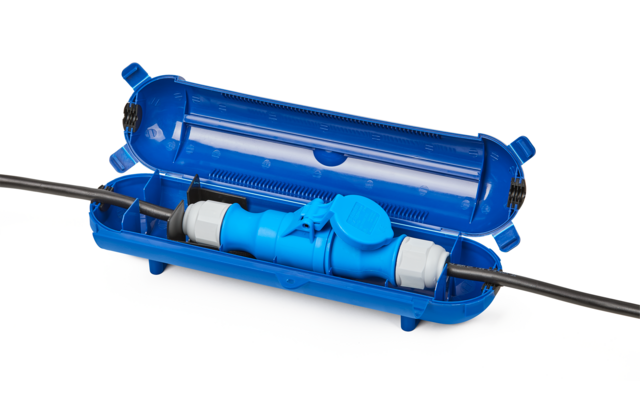 Blauer Handroller mit schwarzer Schnur auf weißem Hintergrund
