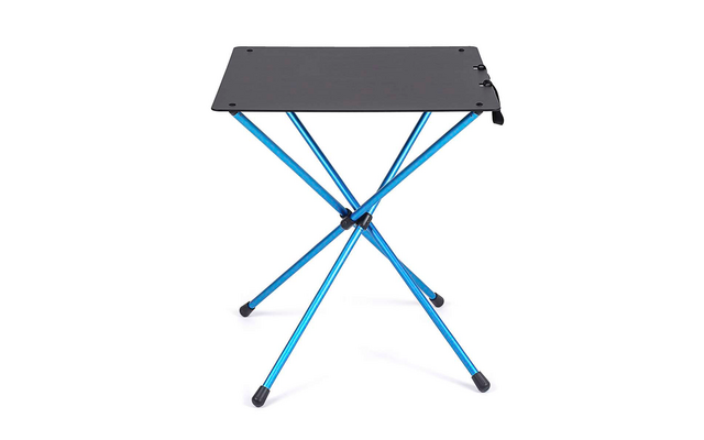 Klapphocker mit blauem Gestell und schwarzer Sitzfläche