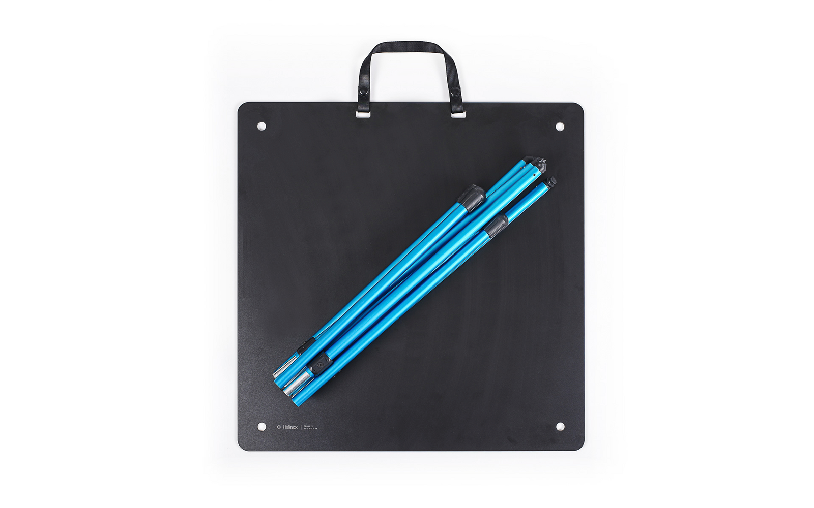 Schwarze quadratische Transportplatte mit blauem klappbarem Gestell in der Mitte und schwarzem Griff oben