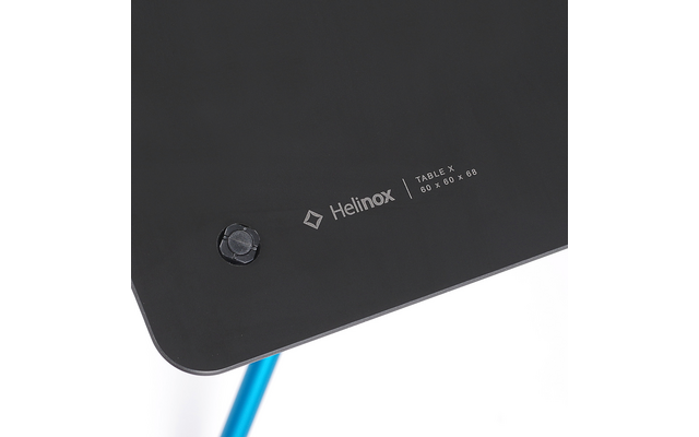 Nahaufnahme eines schwarzen elektronischen Geräts mit blauem Kabel