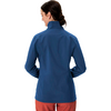Femme vue de dos portant une veste bleue avec un col montant