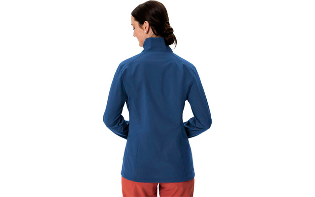 Femme vue de dos portant une veste bleue avec un col montant