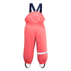 Pantalones impermeables rosas para niños con tirantes ajustables y detalles negros sobre fondo blanco