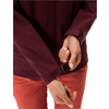 Main remontant la fermeture éclair d'un pantalon rouge