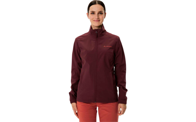 Femme portant un pull à col roulé marron et un pantalon rouge sur fond blanc
