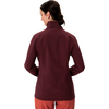 Femme vue de dos portant une veste rouge foncé avec un col montant