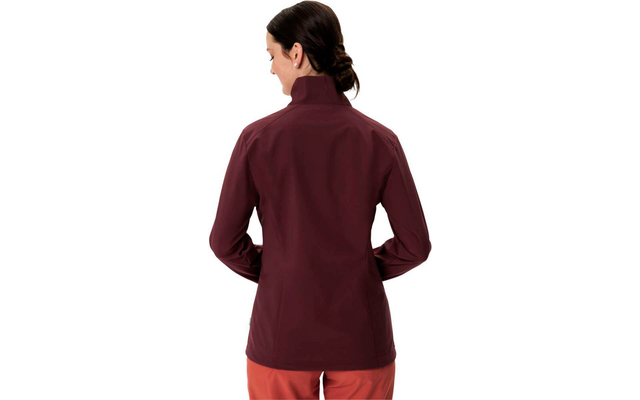 Femme vue de dos portant une veste rouge foncé avec un col montant