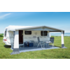 Campingplatz mit Zelt und überdachtem Sitzbereich auf Gras