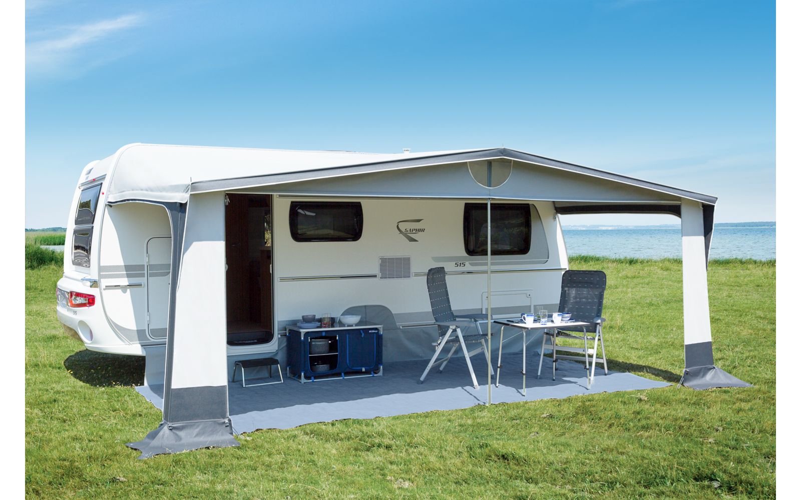 Campingplatz mit Zelt und überdachtem Sitzbereich auf Gras