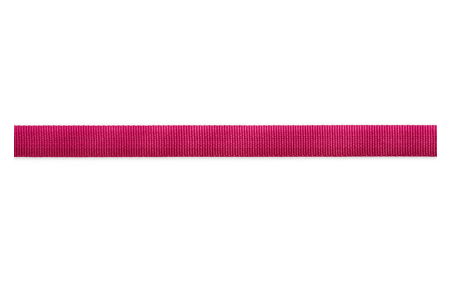 Borde de tela rosa sobre fondo blanco