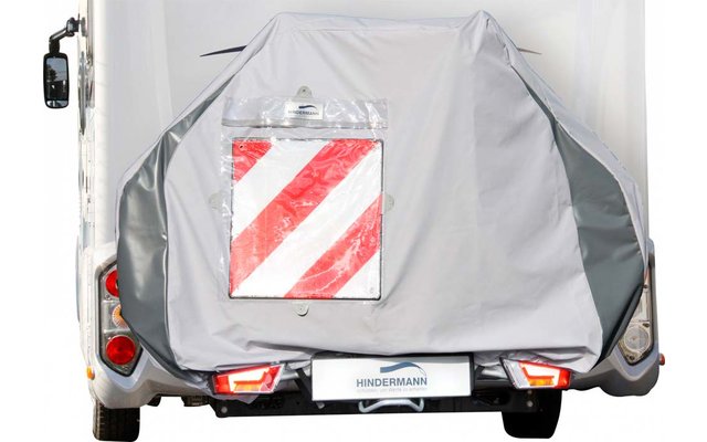 Rückansicht eines Wohnmobils mit abgedecktem Fahrradträger und reflektierender Warntafel