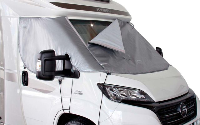 Weiße Wohnmobil-Front mit abgedeckter Windschutzscheibe und seitlichem Fenster