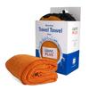 Orangefarbendes Reisehandtuch neben einer Verpackung mit der Aufschrift Travel Towel
