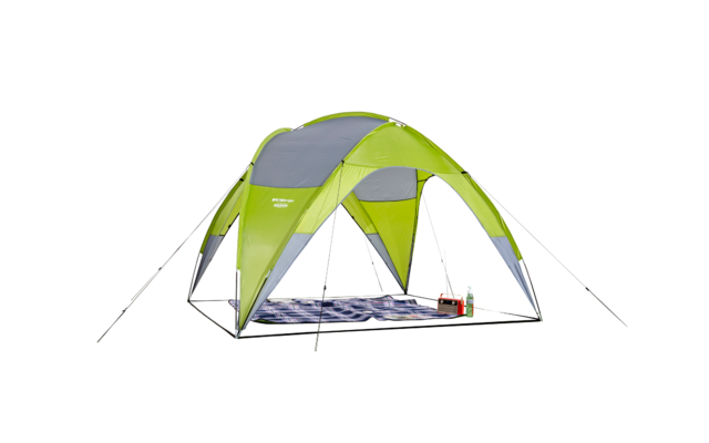 Grünes und graues Campingzelt aufgestallt mit Schlafmatten und zwei Trinkflaschen im Inneren