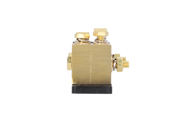 Dispositivo metálico de color dorado con tornillos sobre una base negra