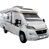 Camper bianco visto di lato con porta chiusa e cabina di guida visibile