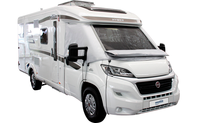 Camper bianco visto di lato con cabina di guida e finestre visibili