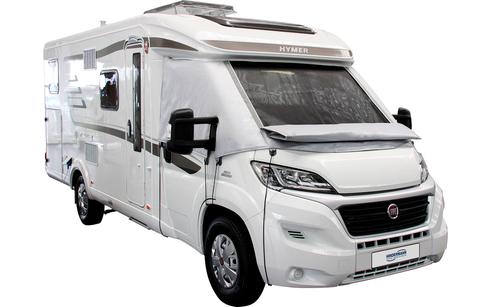 Camper bianco visto di lato con cabina di guida e finestre visibili