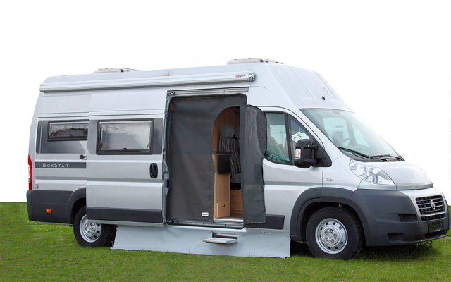 Camper grigio con porta laterale aperta