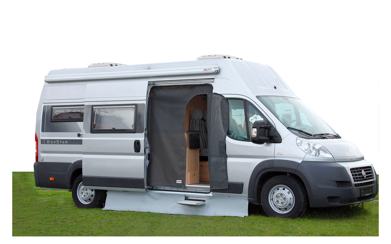 Camper grigio con porta laterale aperta