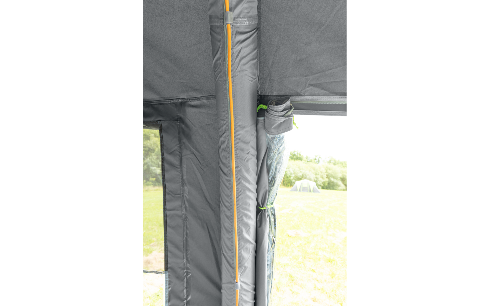Helles Zimmer mit einem Fenster und einem weißen Vorhang
