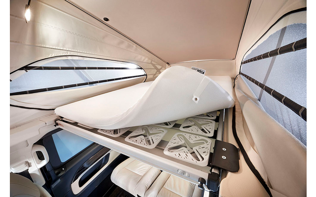 Interieur van een vliegtuig met zicht op de cockpit en vliegtuighangruitjes