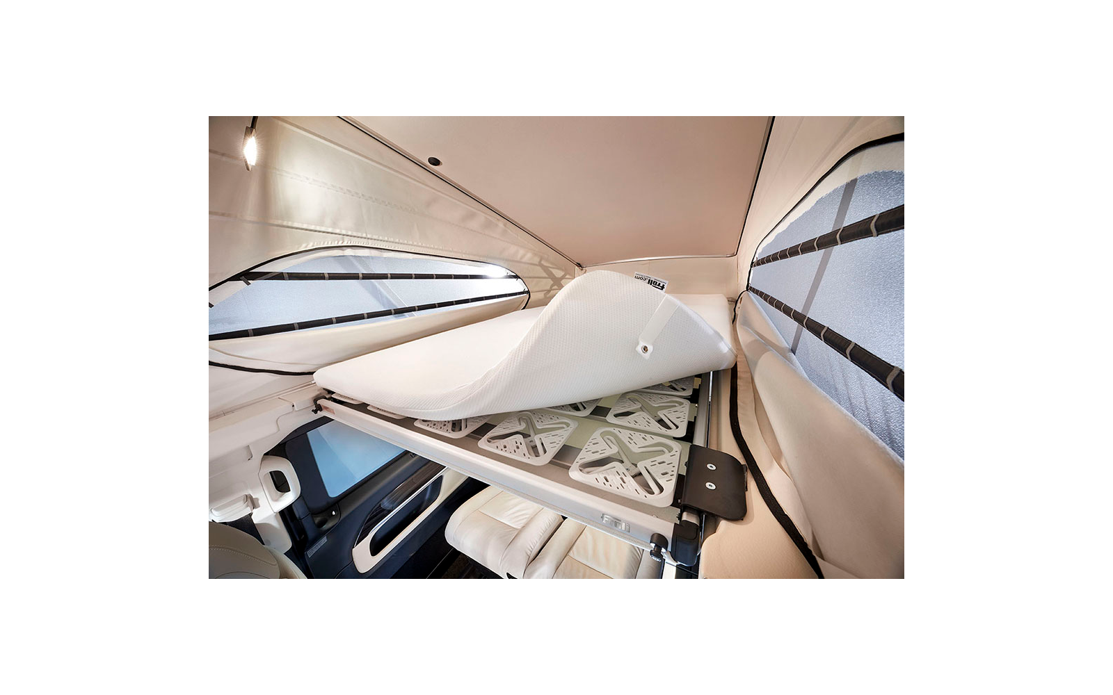 Interieur van een vliegtuig met zicht op de cockpit en vliegtuighangruitjes