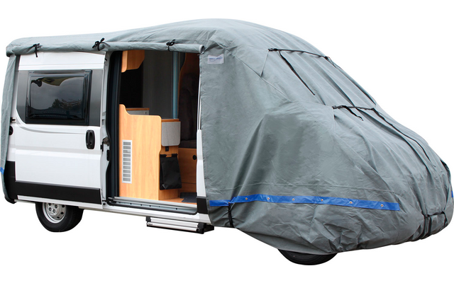 Ein weißer Camper-Van, teilweise mit einer grauen Abdeckung bedeckt