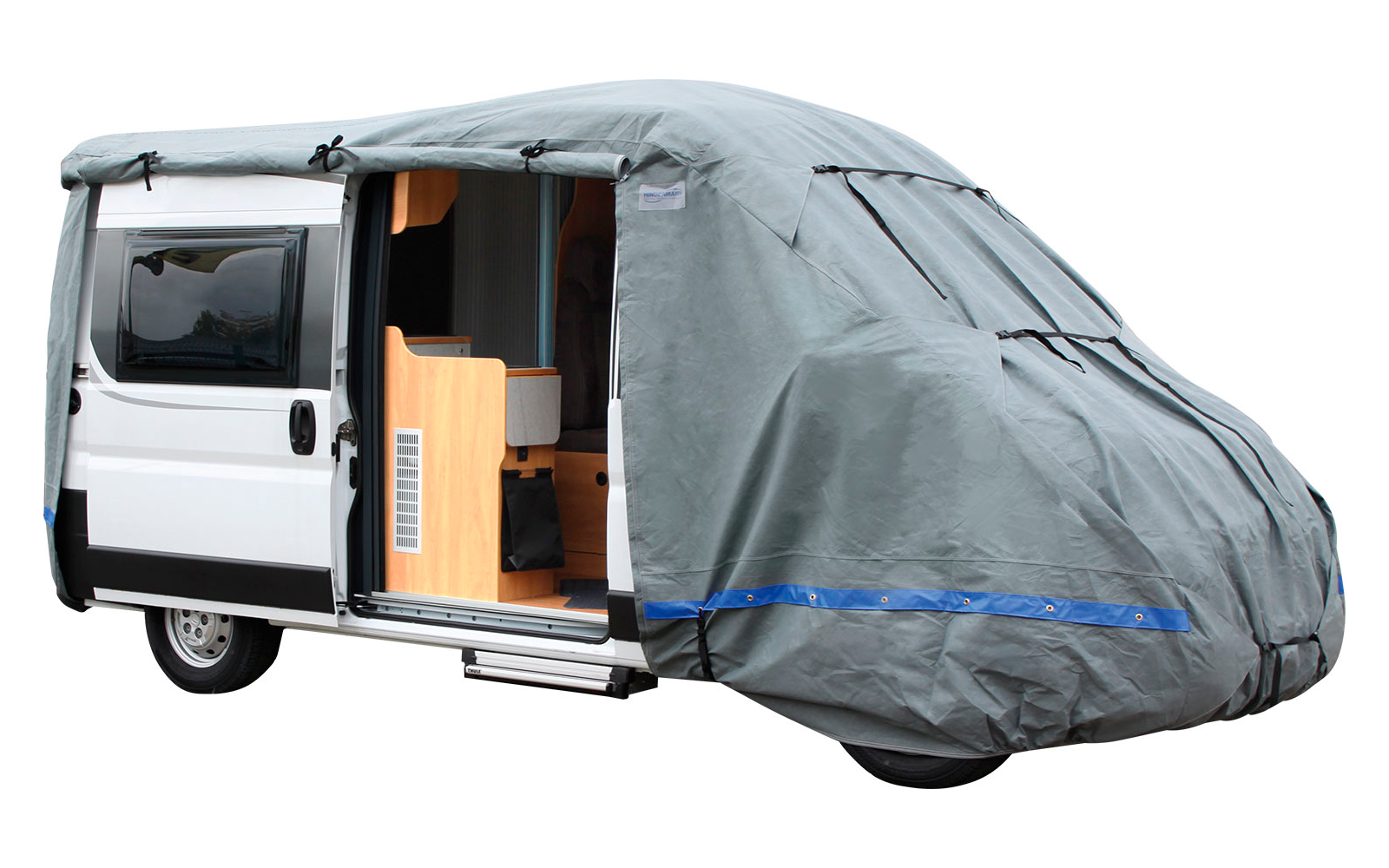Ein weißer Camper-Van, teilweise mit einer grauen Abdeckung bedeckt