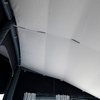 Soffitto bianco curvo con giunti e crepe visibili