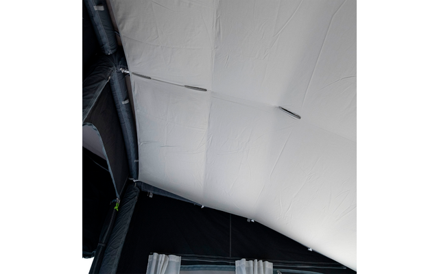 Soffitto bianco curvo con giunti e crepe visibili