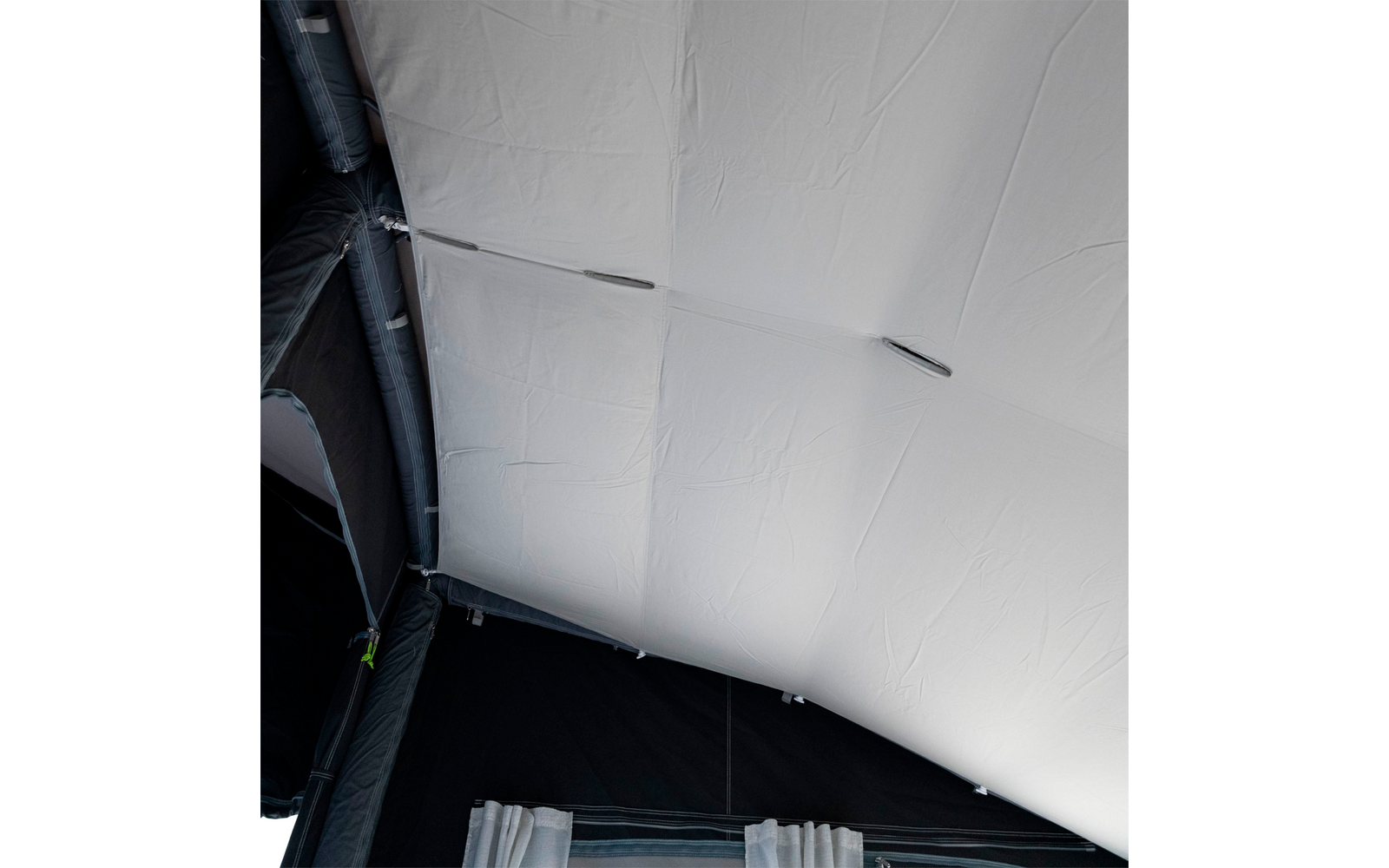 Soffitto bianco curvo con giunti e crepe visibili