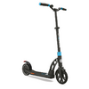 Schwarzer E-Scooter mit blauem Akzent vor weißem Hintergrund