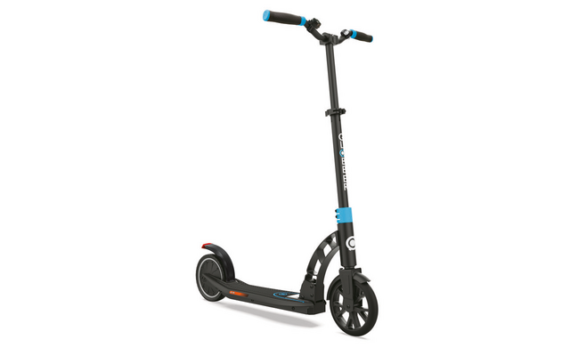 Schwarzer E-Scooter mit blauem Akzent vor weißem Hintergrund