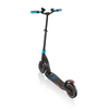 Schwarzer Elektroscooter mit blauem Lenker vor weißem Hintergrund