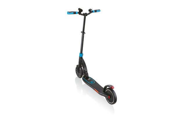 Schwarzer Elektroscooter mit blauem Lenker vor weißem Hintergrund