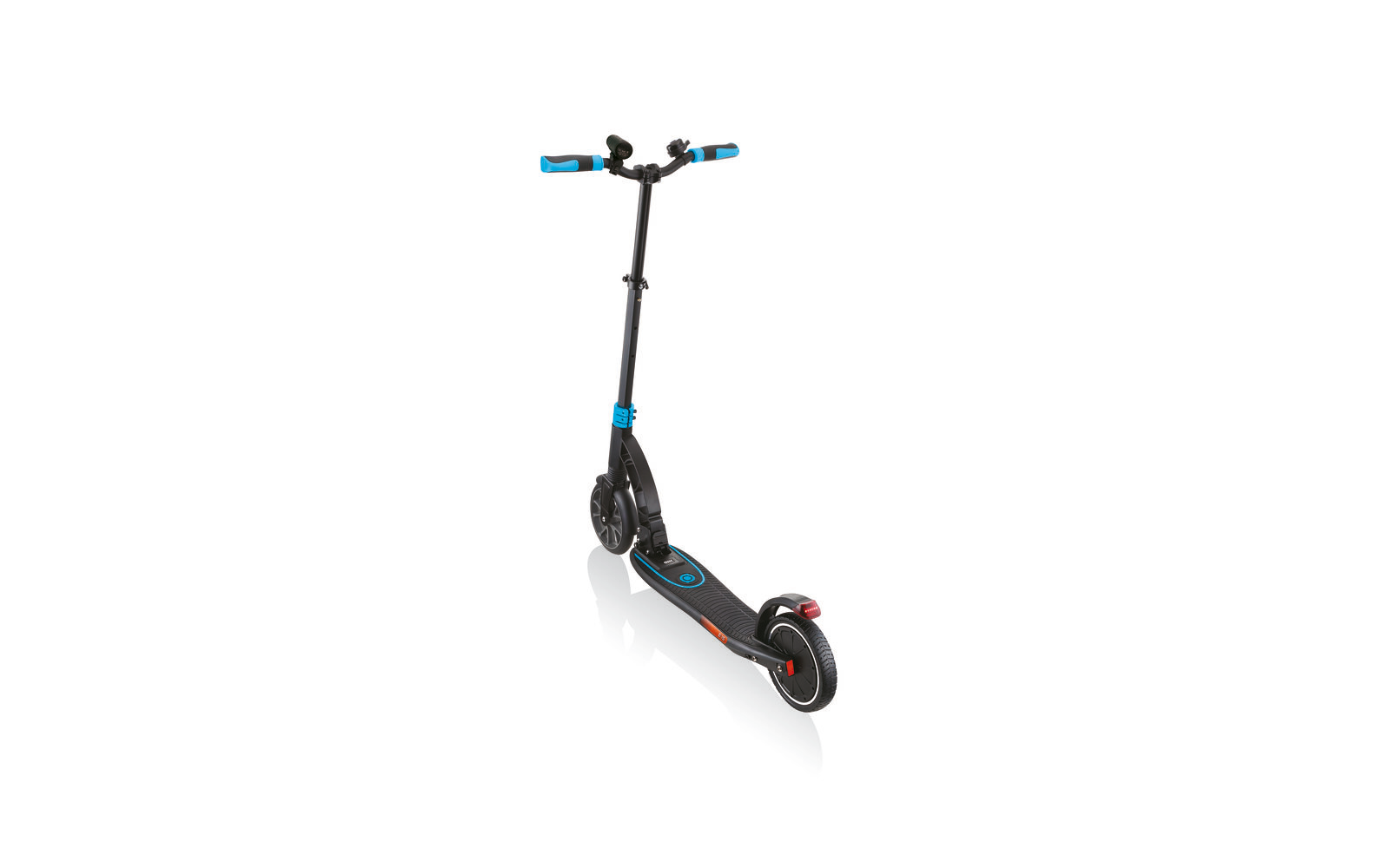 Schwarzer Elektroscooter mit blauem Lenker vor weißem Hintergrund