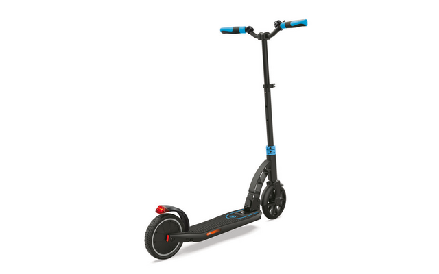 Schwarzer elektrischer Roller mit blauen Griffen auf weißem Hintergrund