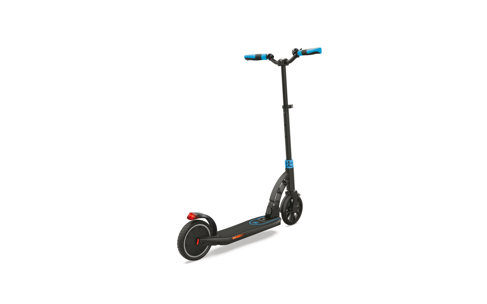 Schwarzer elektrischer Roller mit blauen Griffen auf weißem Hintergrund