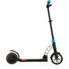 Schwarzer E-Scooter mit blauem Lenker auf weißem Hintergrund