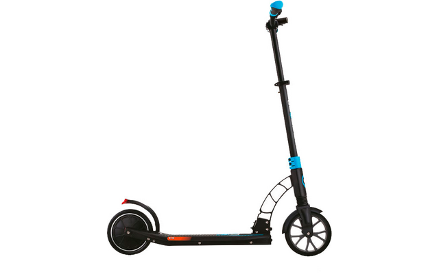 Schwarzer E-Scooter mit blauem Lenker auf weißem Hintergrund