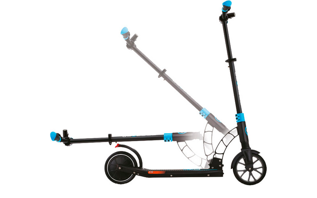 Schwarzer E-Scooter mit blauen Akzenten vor weißem Hintergrund