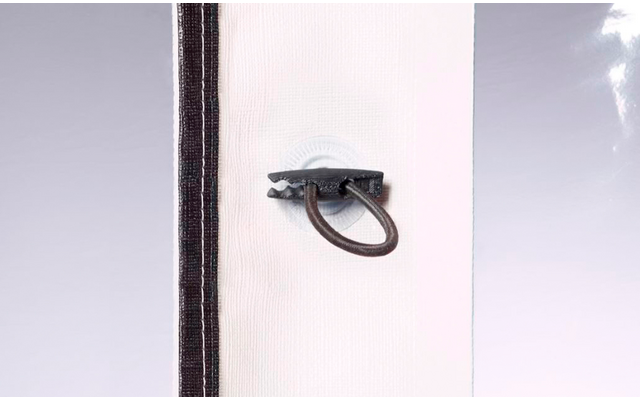 Metalen ring bevestigd aan witte muur
